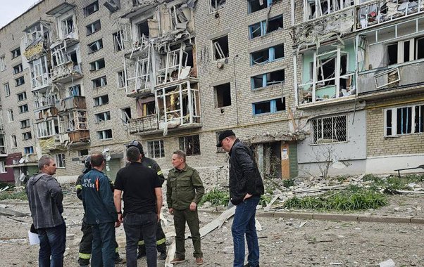 Пензенские спасатели помогают жителям Токмака преодолеть последствия обстрела домов мирных граждан